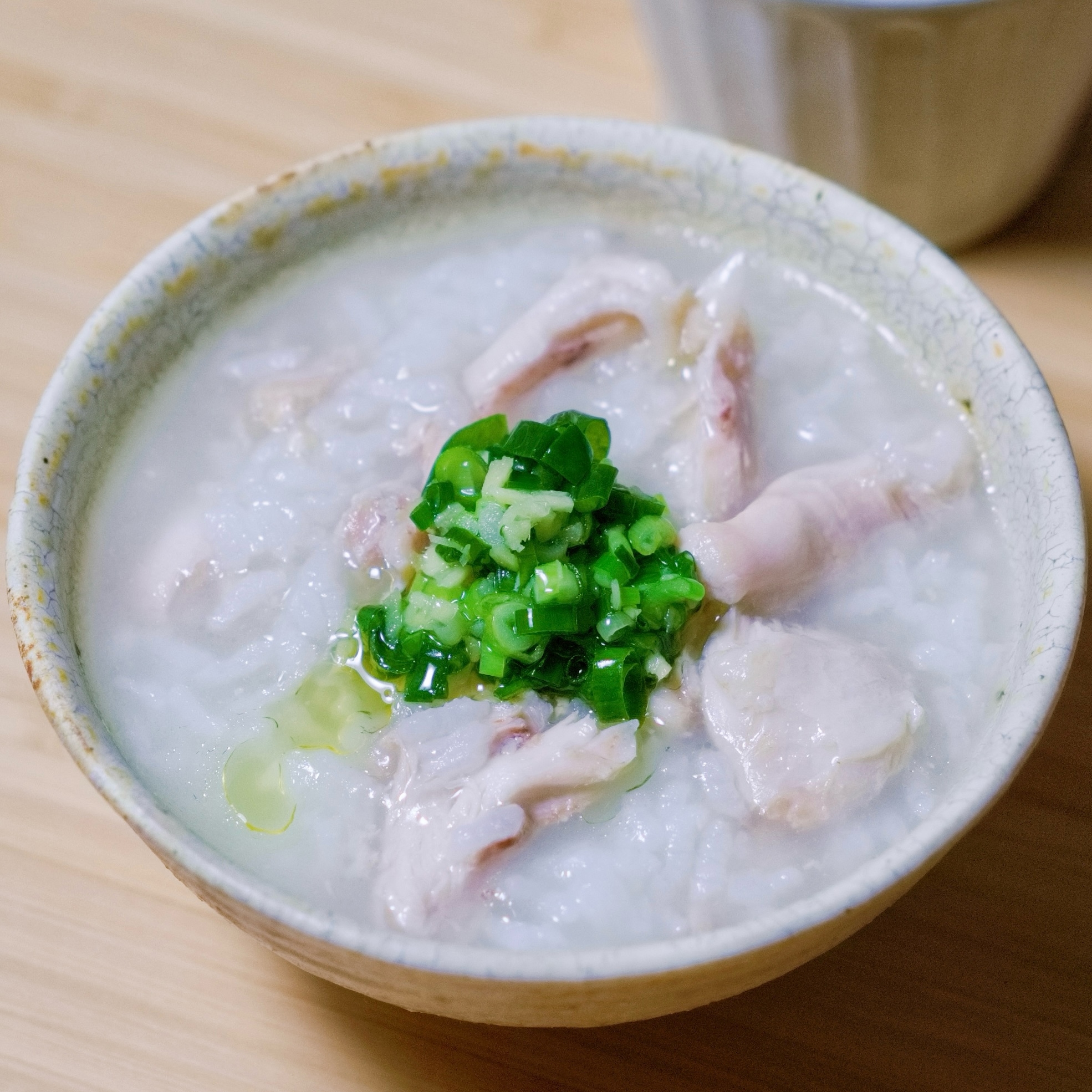 鶏手羽元の中華がゆ〜細ねぎ醬添え