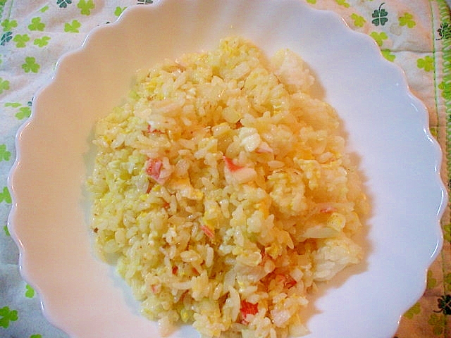 マヨ＆にんにく＆カレー粉で卵玉ねぎカニカマ炒飯