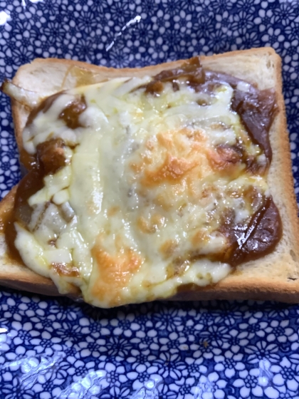 残り物カレーで焼きチーズカレートースト