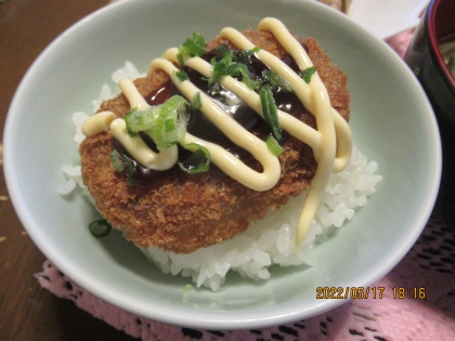 コロッケとネギと粉チーズとオタフクソースマヨ丼