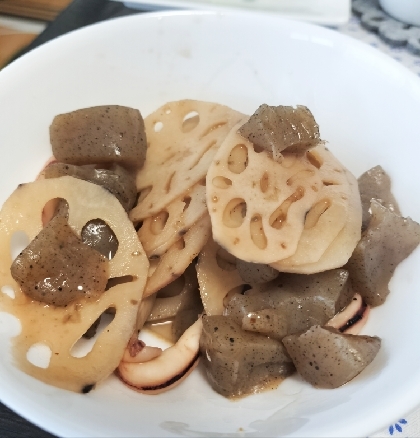 イカの旨味が浸みたこんにゃくとレンコンの煮物