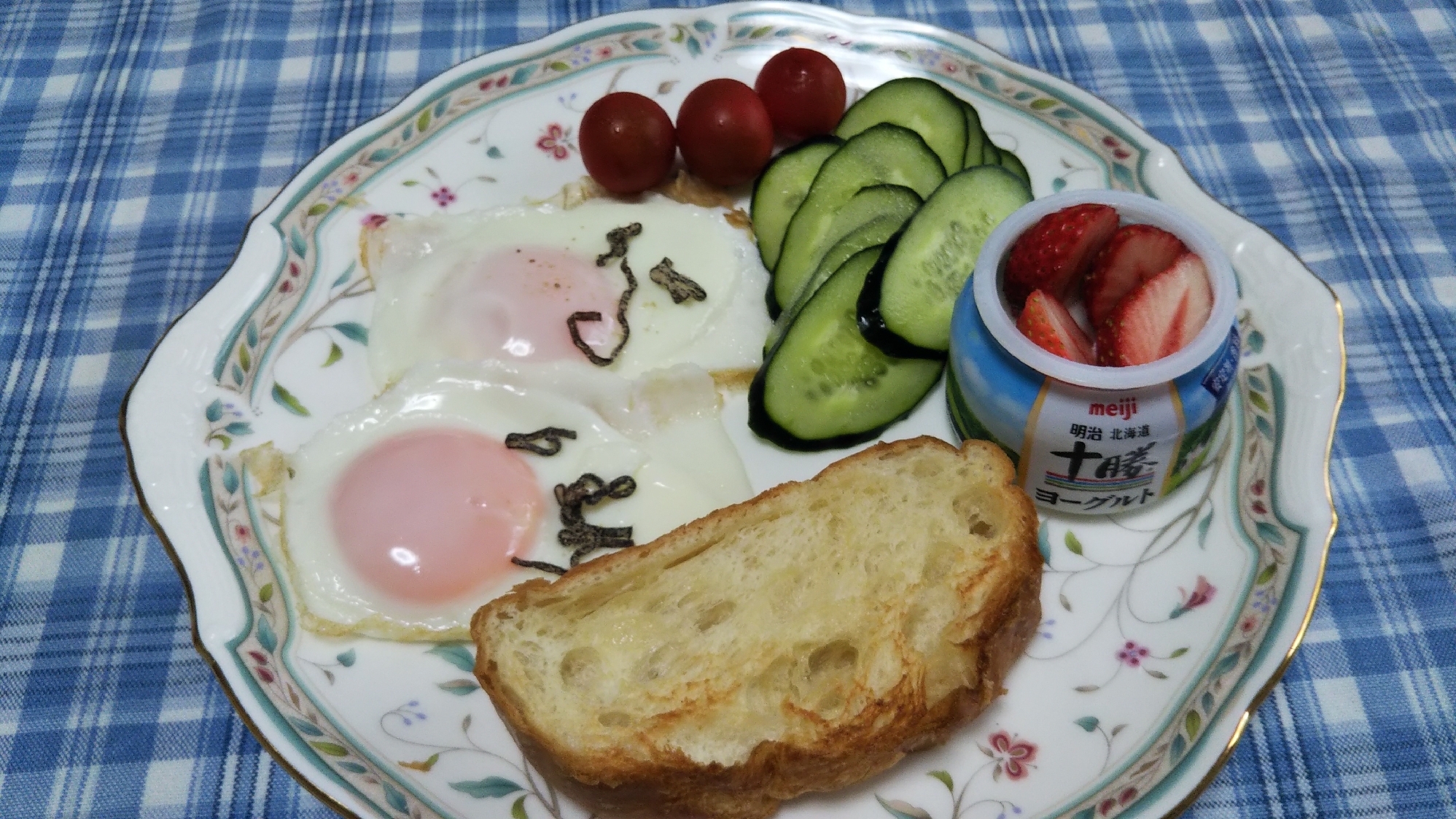 目玉焼きとトーストとヨーグルトのワンプレート朝食☆