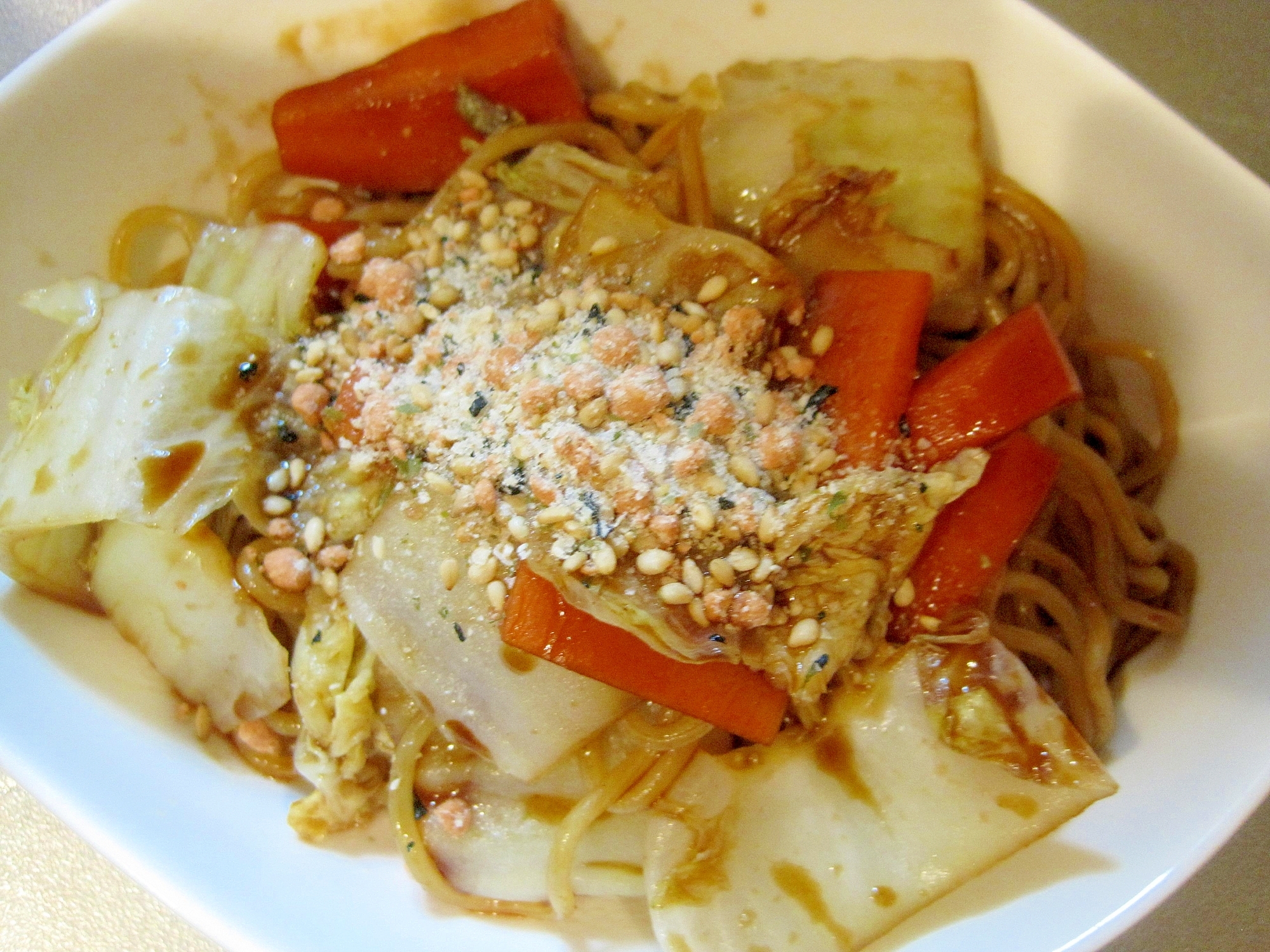 ホットプレートで白菜と人参のソース焼きそば