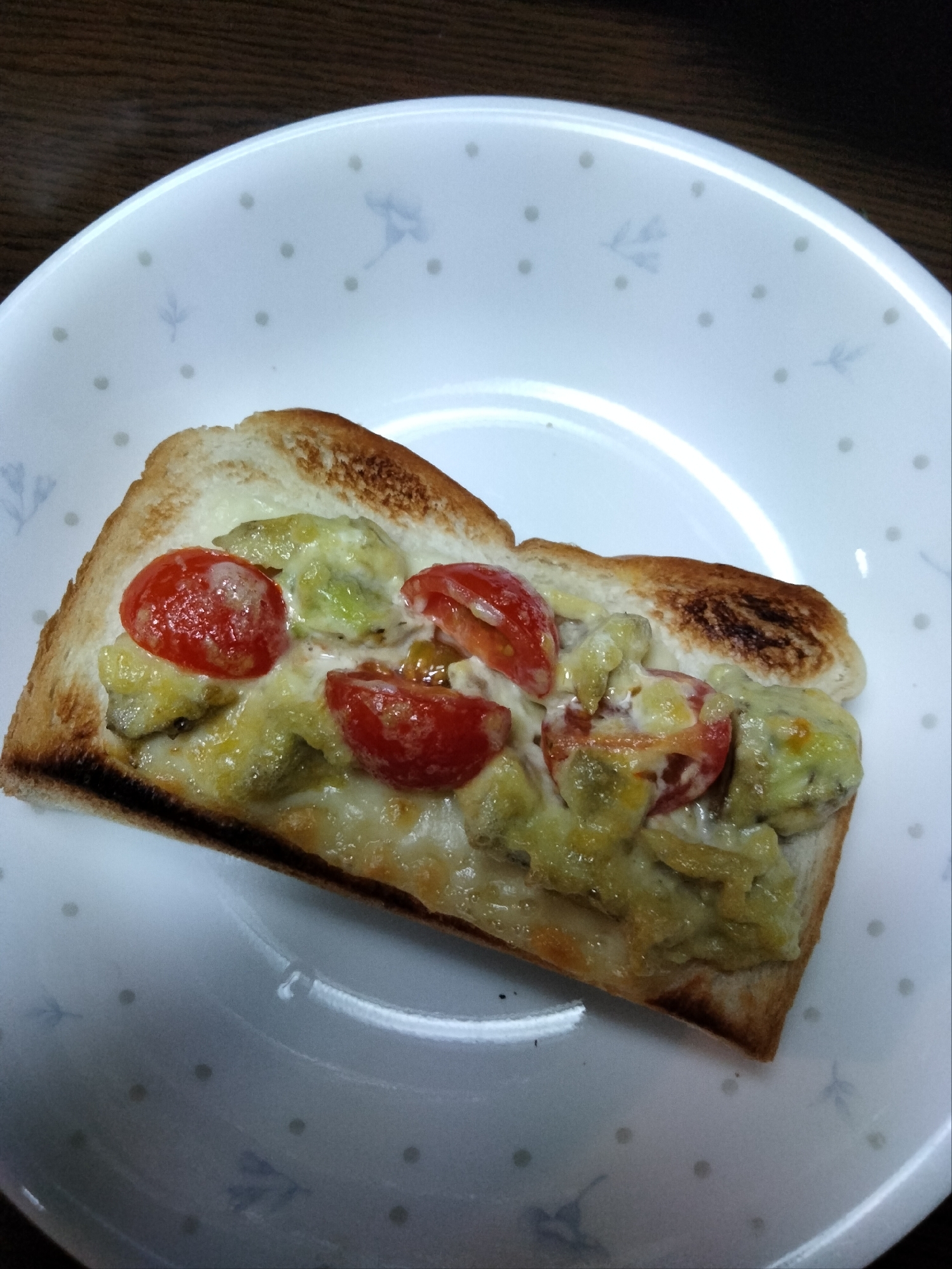 チーズトーストアレンジ アボカドトマトマヨ和えのせ