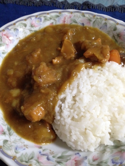 二種類のルーで作ると、美味しいですね(*^_^*)
今回は鶏肉で、美味しく頂きました。