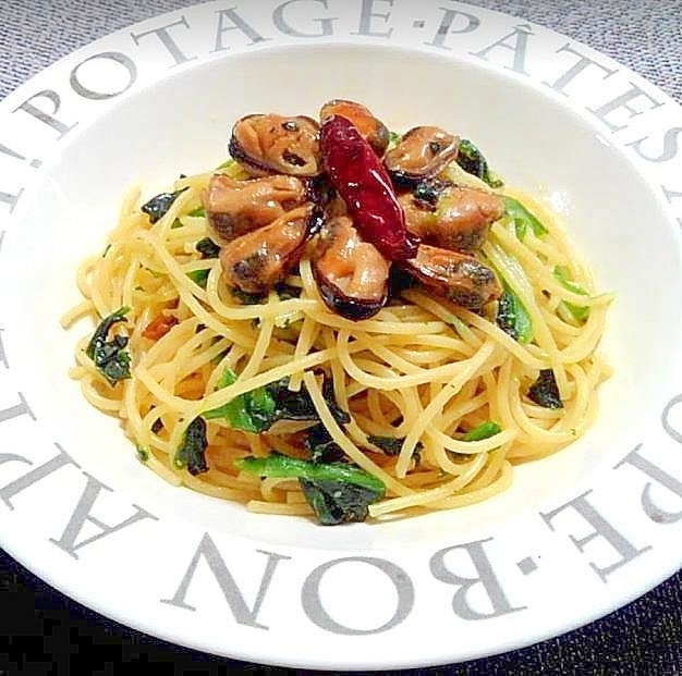 貝のオイル漬けとほうれん草で作るペペロンチーノ