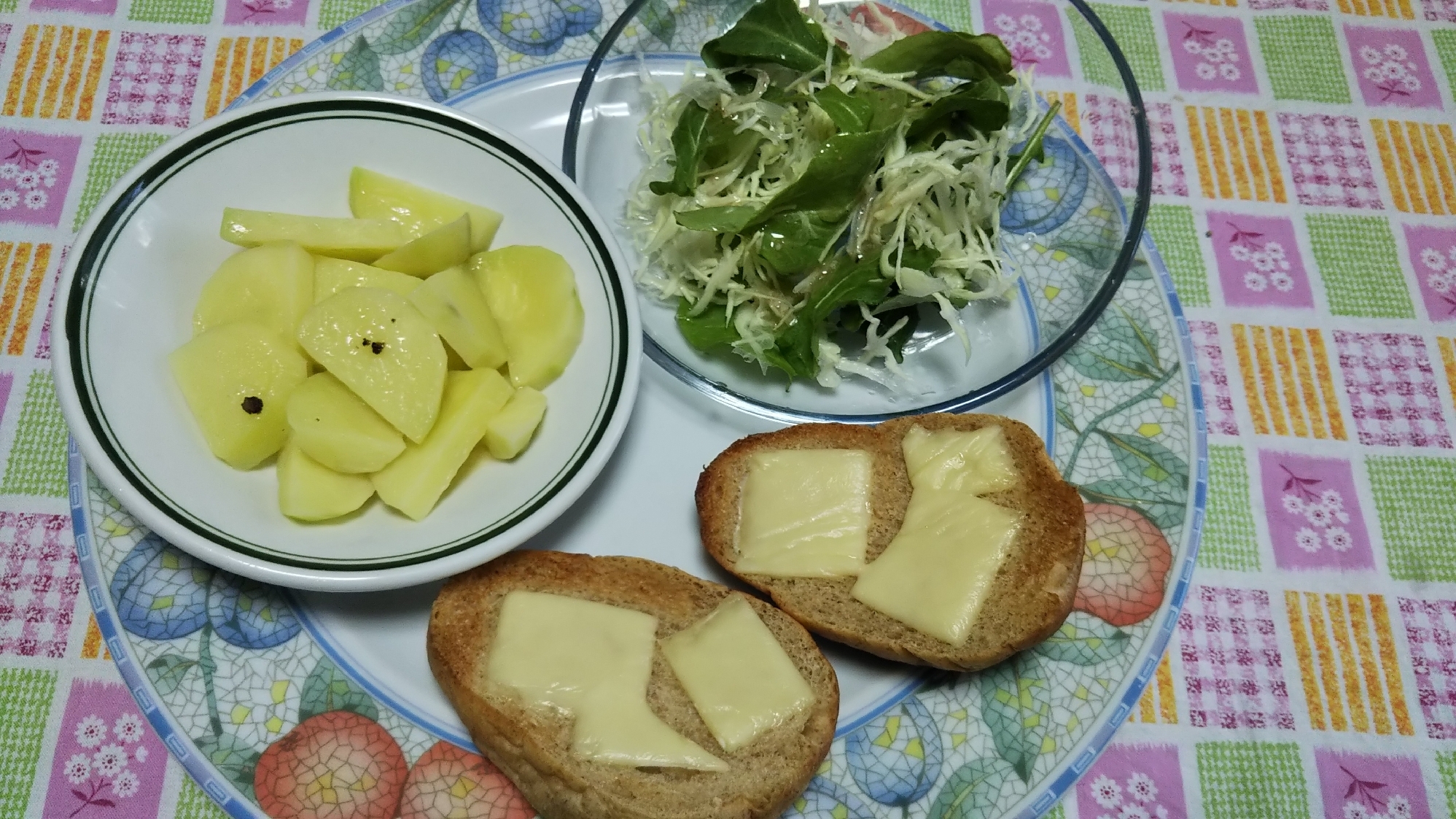 じゃがいもバターとキャベツサラダとチーズトースト☆