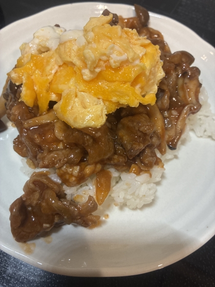 牛こま肉で簡単！ふわふわ卵のオムハヤシ丼♪