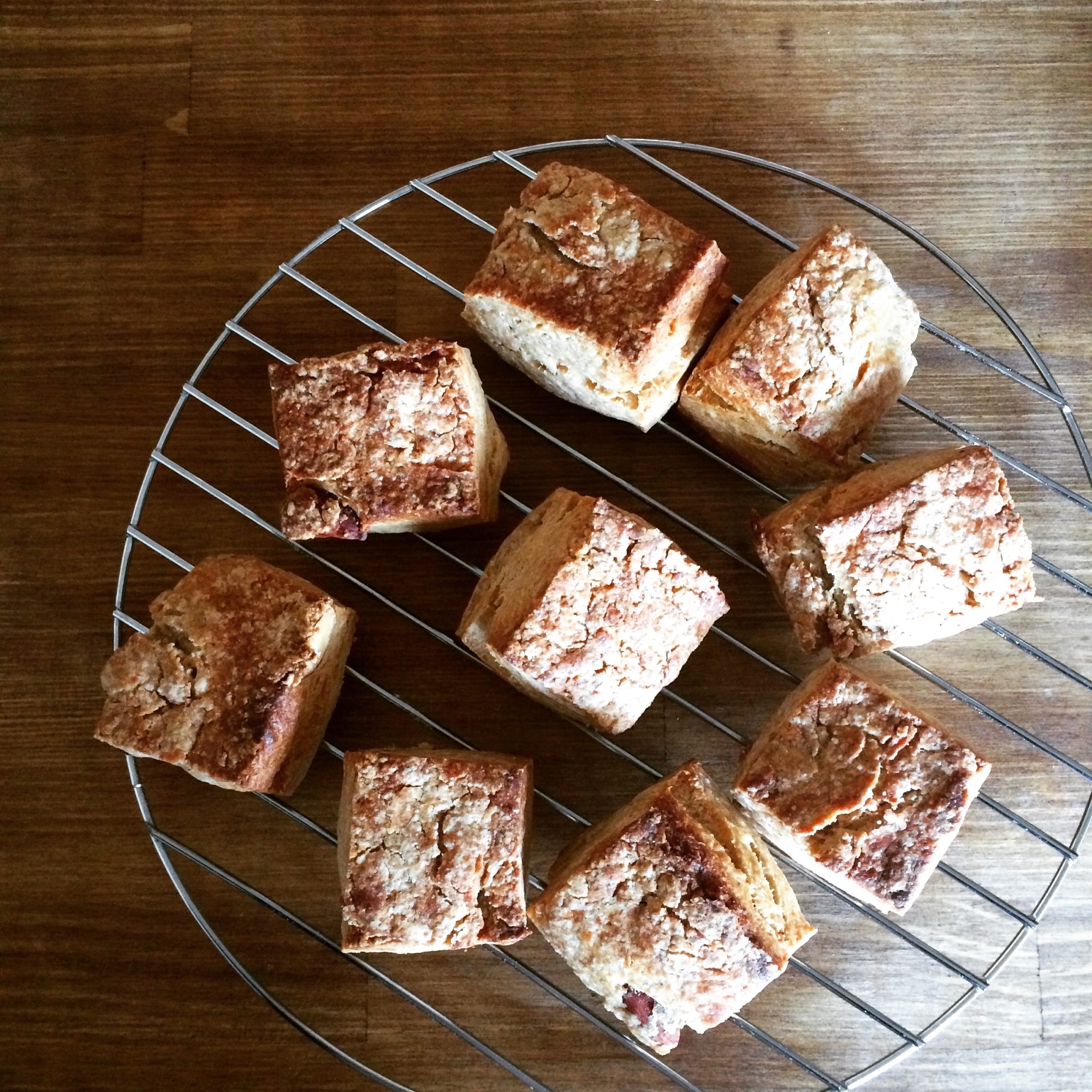 ケーキクーラーにおかれたシナモンスコーン
