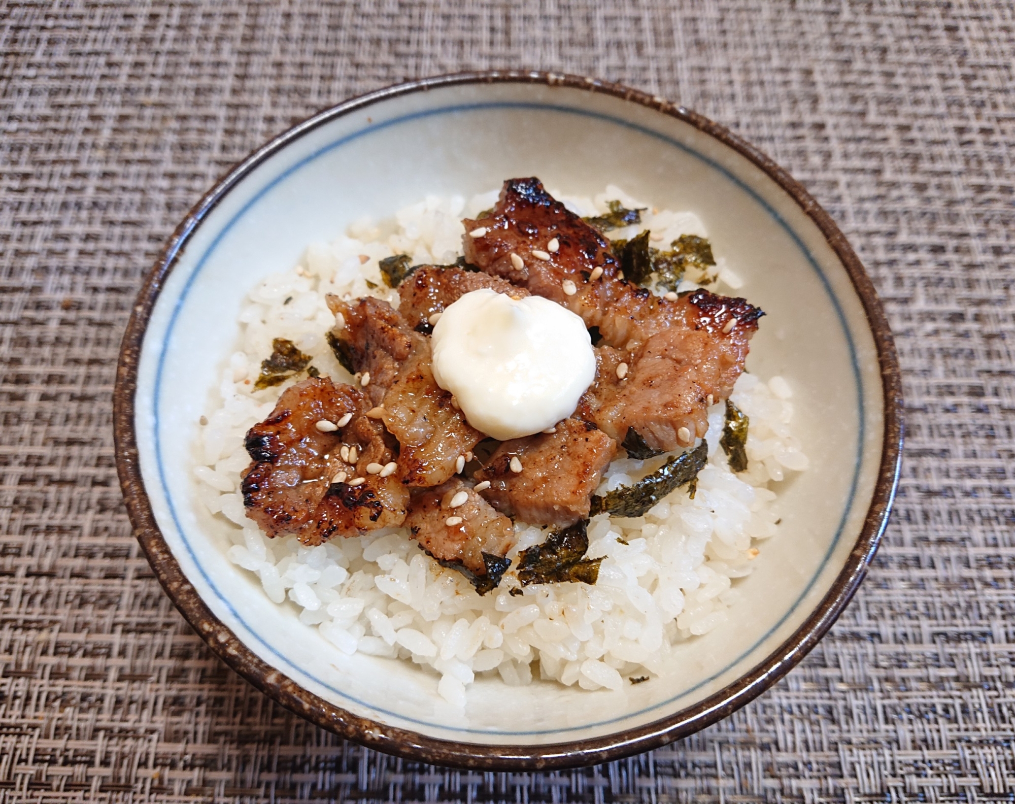 牛バラ焼肉マヨご飯