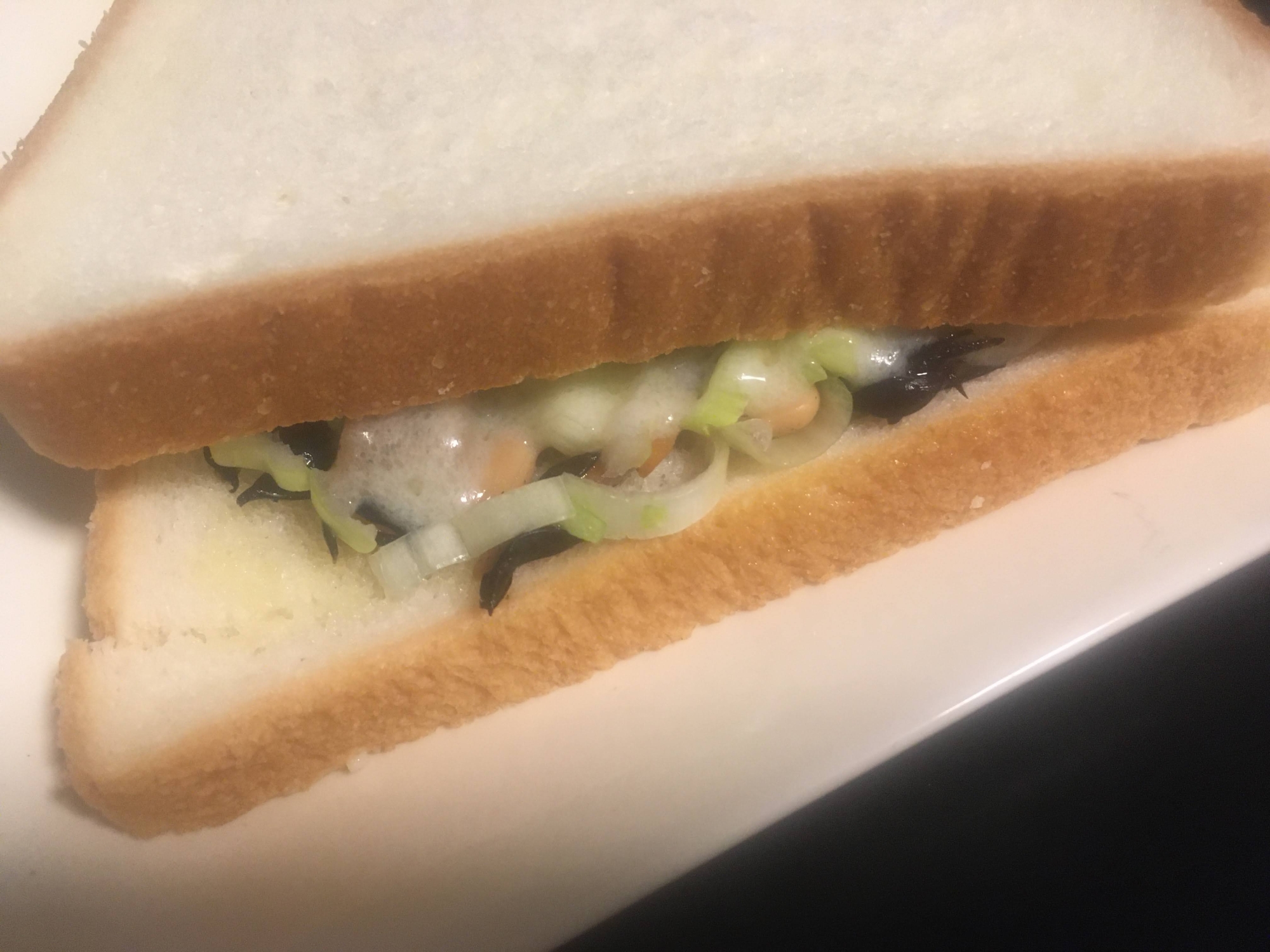 ひじき煮、ねぎ、とろけるチーズのサンドイッチ