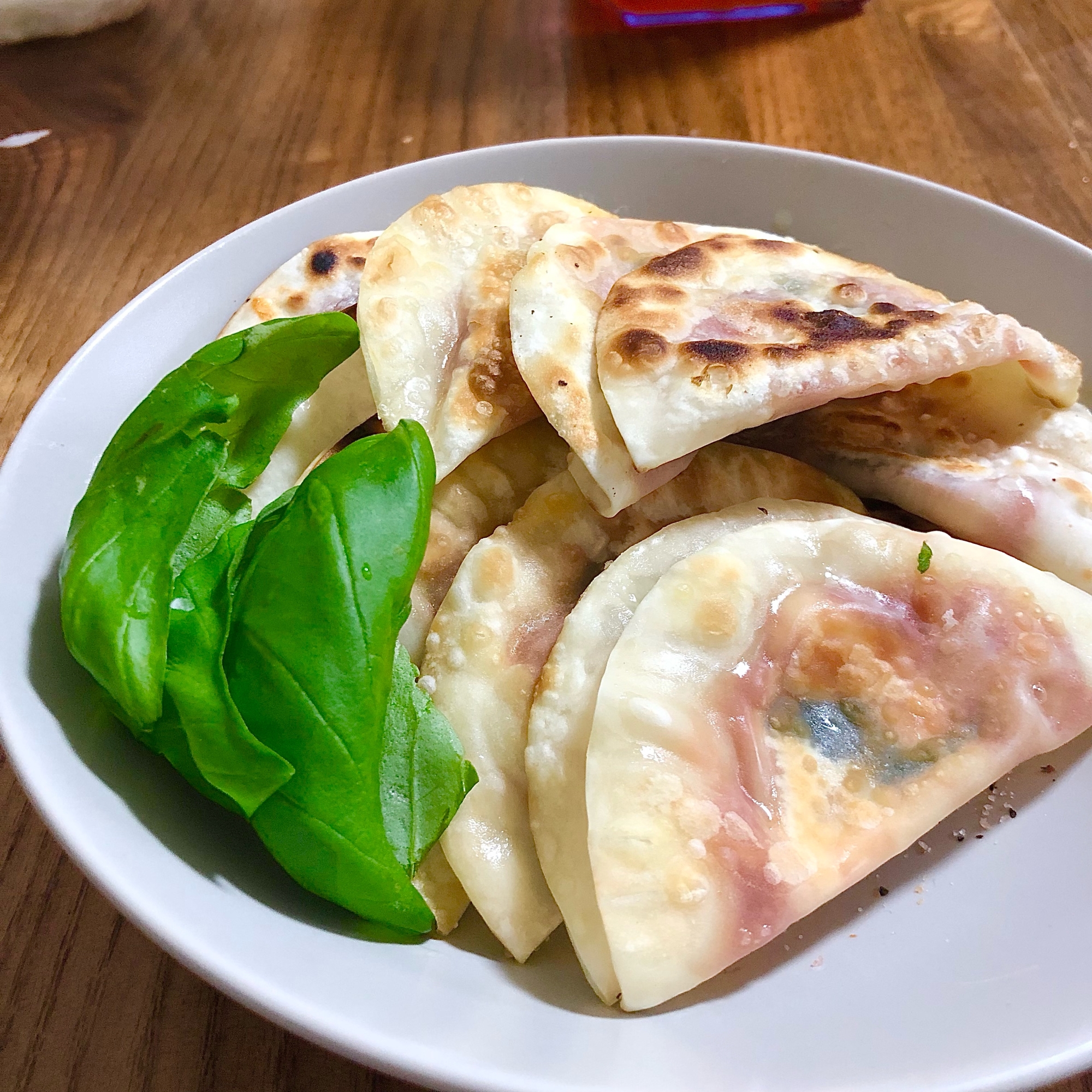 餃子の皮でフレッシュバジルのチーズ巻き！