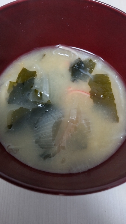 玉葱とわかめとカニカマの味噌汁
