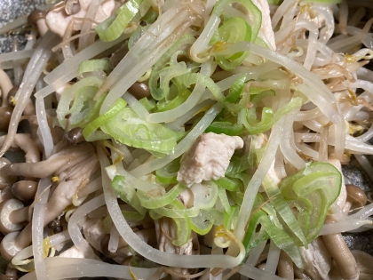 ヘルシーもやし・しめじ・鶏むね肉の塩麹レンジ蒸し☆