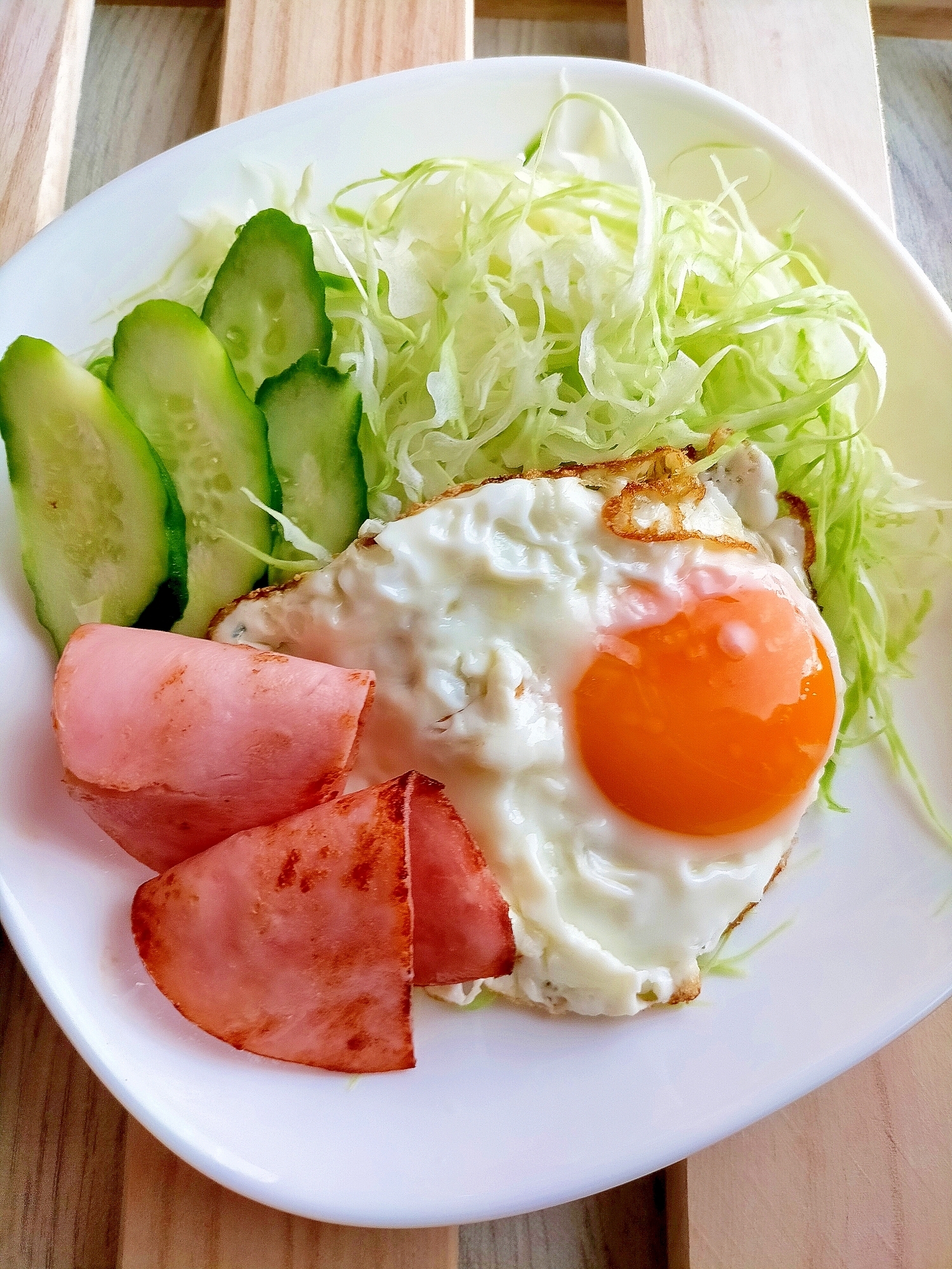 今日の朝食!ハムエッグ