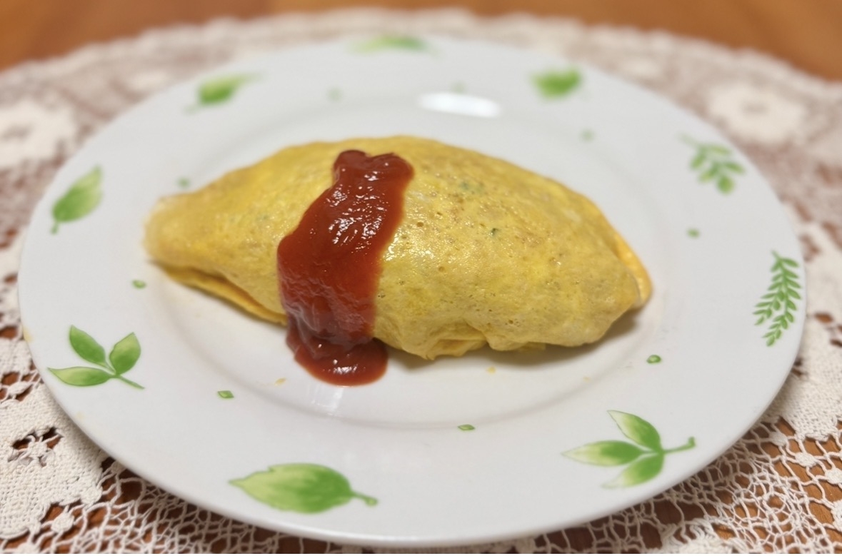 作り置きのもち麦とヤンニョムそぼろで☆オムライス