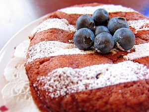 ブルーベリーがのったしましま模様のガトーショコラ