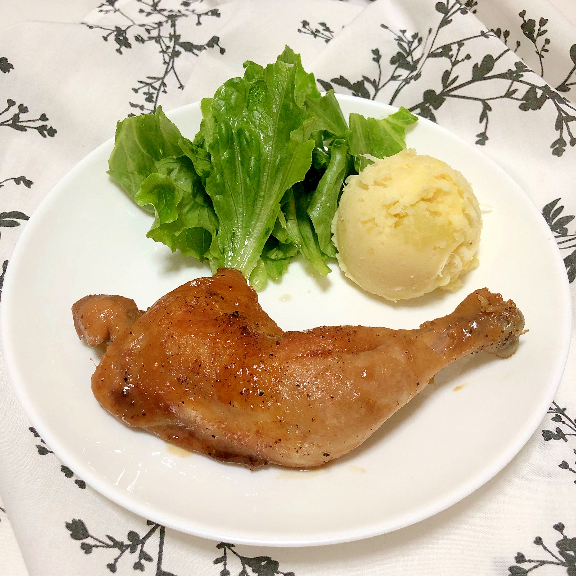 フライパンで骨つきチキンの煮込み♪