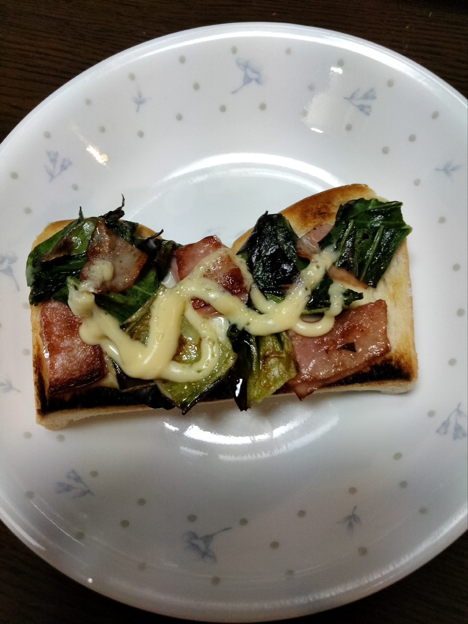 チーズトーストアレンジ 炒めたハム&青梗菜のせて