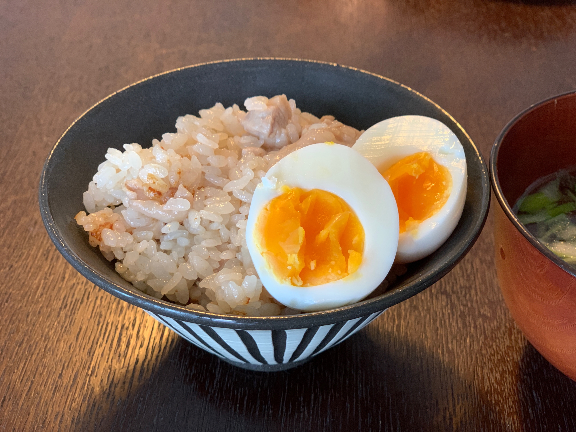 鳥の炊き込みごはん、ゆで卵添え！(親子丼)