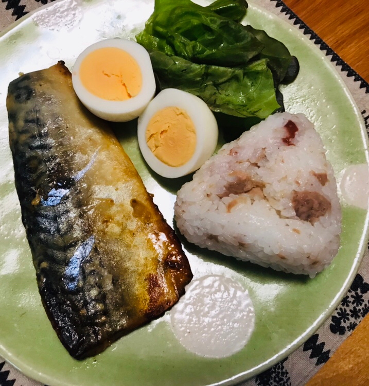 鯖の西京焼きと梅干しツナ おむすびの朝ごはん