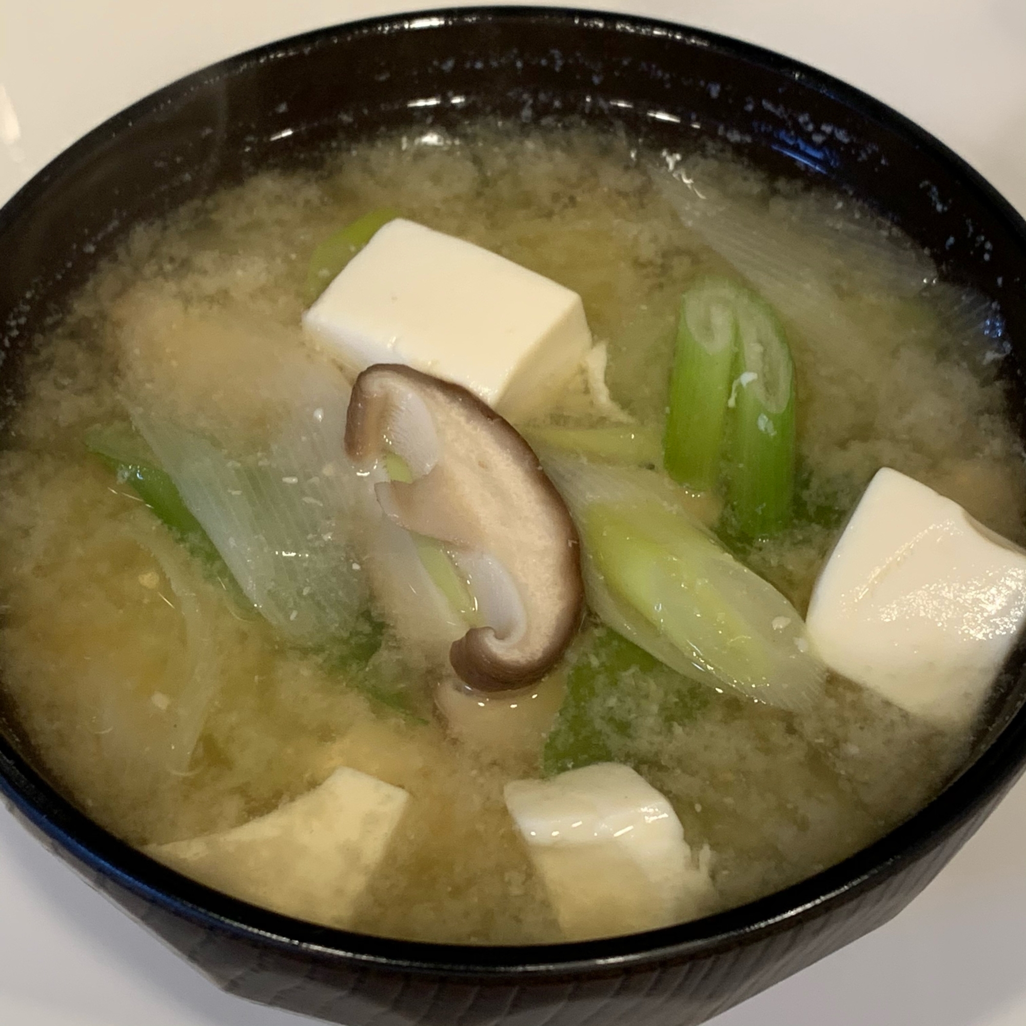 豆腐と椎茸と長ネギの味噌汁