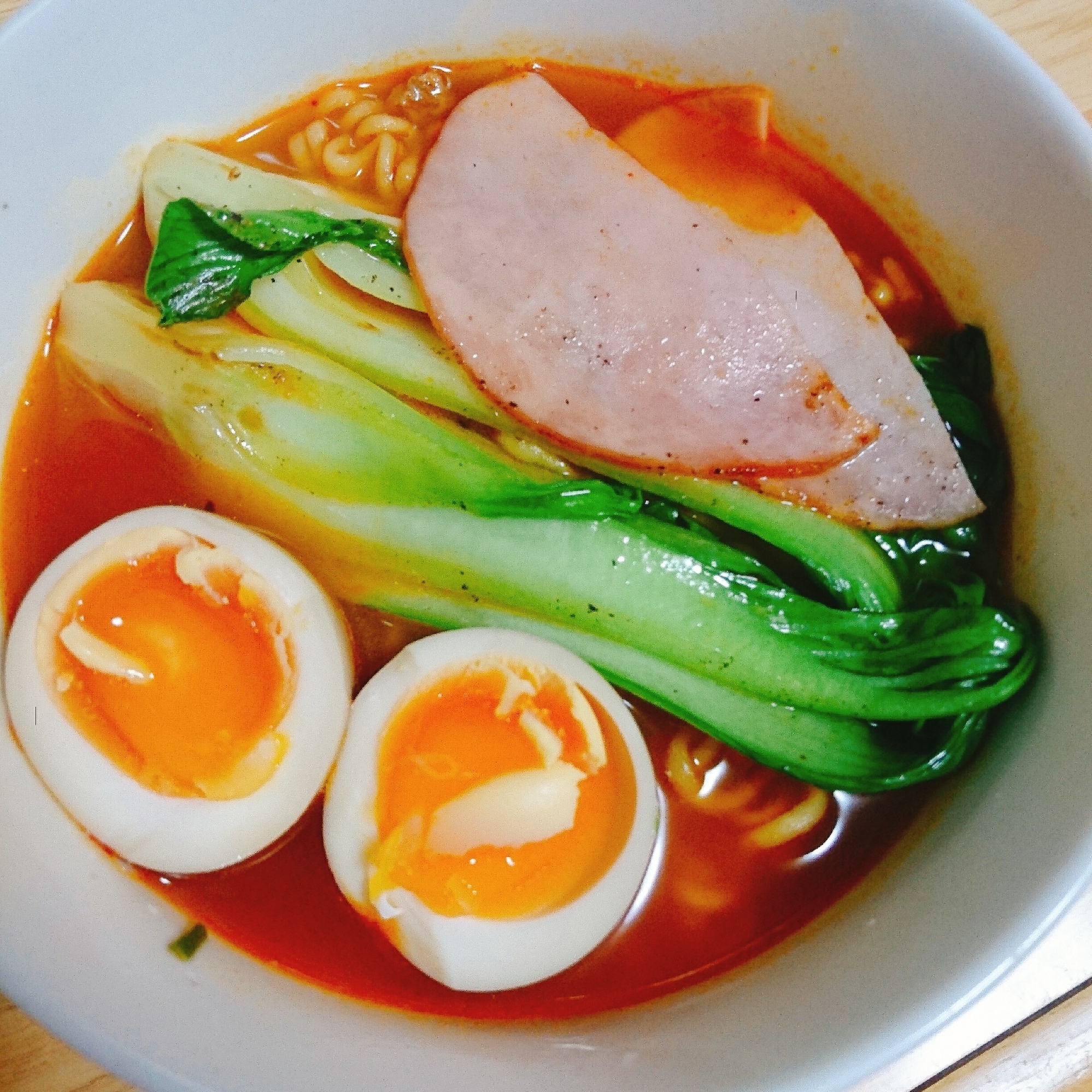 チンゲン菜 ハム 味玉乗せ辛ラーメン