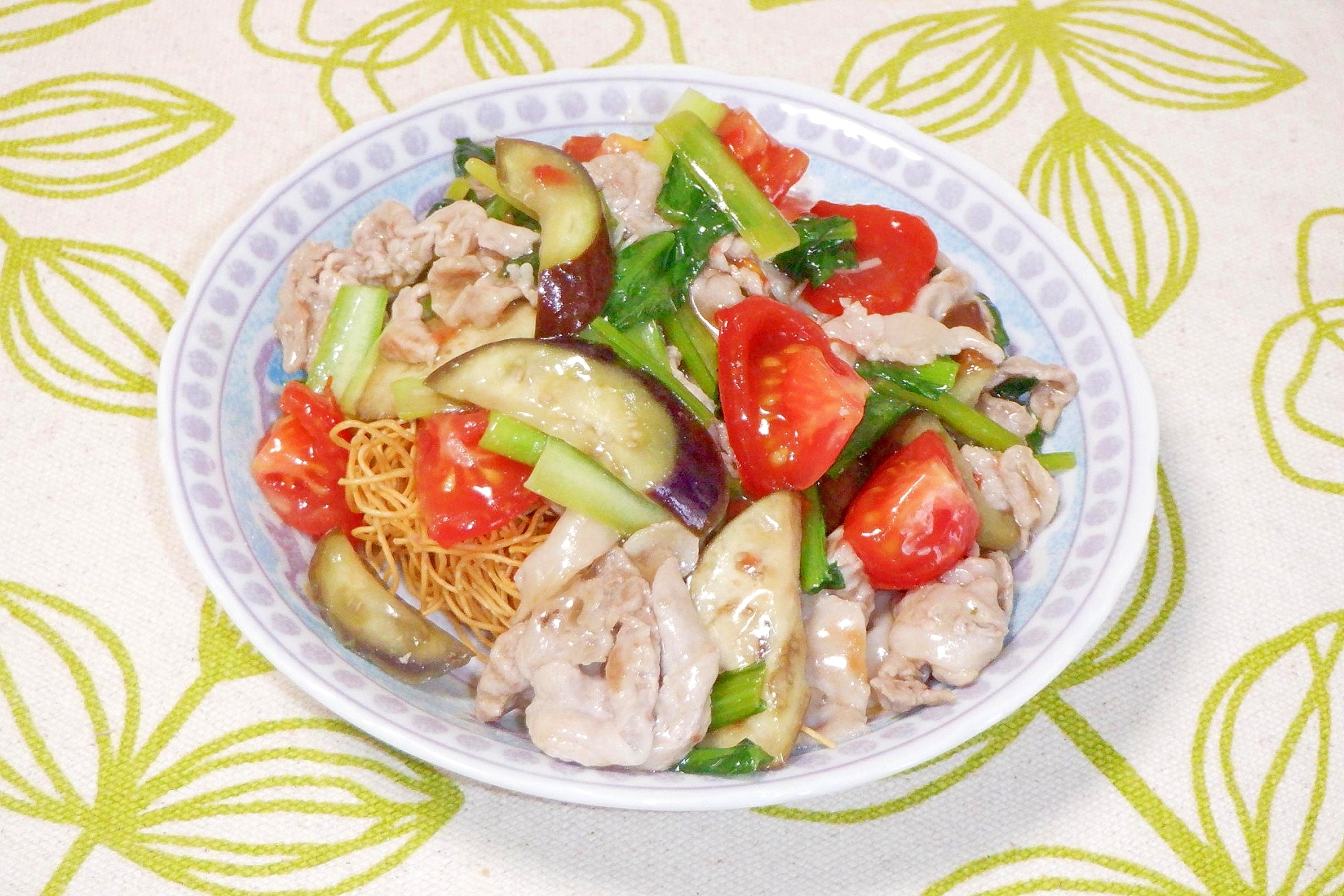 夏に食べたい♪茄子とトマトと小松菜で皿うどん