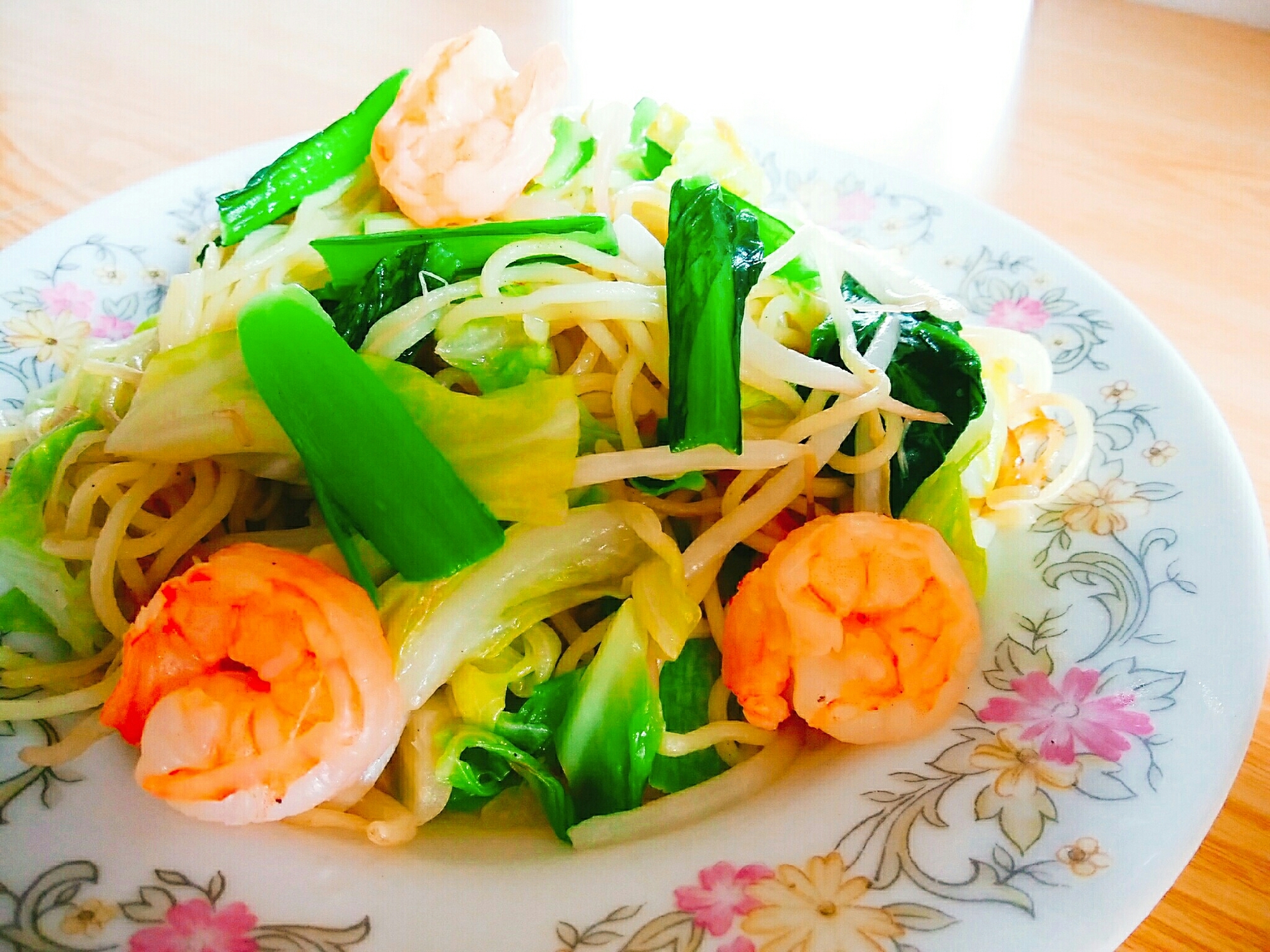 キャベツともやしと小松菜とえびの塩焼きそば