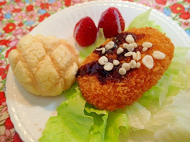 ポテトコロッケと苺とメロンパンのワンプレート♬