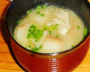 お麩と舞茸とあぶらげのお味噌汁