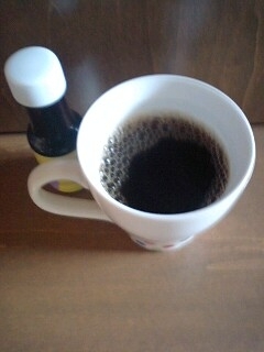 朝のブラック、胃にきそうだから、いつも先にカフェオレ飲んでからおかわり君にブラック飲んでるのヨ＾ｍ＾ってワケでエッセンスinで朝の２杯目ネ☆いつもありがと～♪