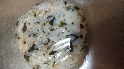 麦ご飯の茎わかめおにぎり