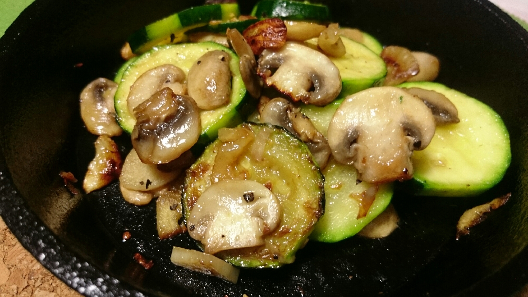 マッシュルーム&ズッキーニのガーリックソテー