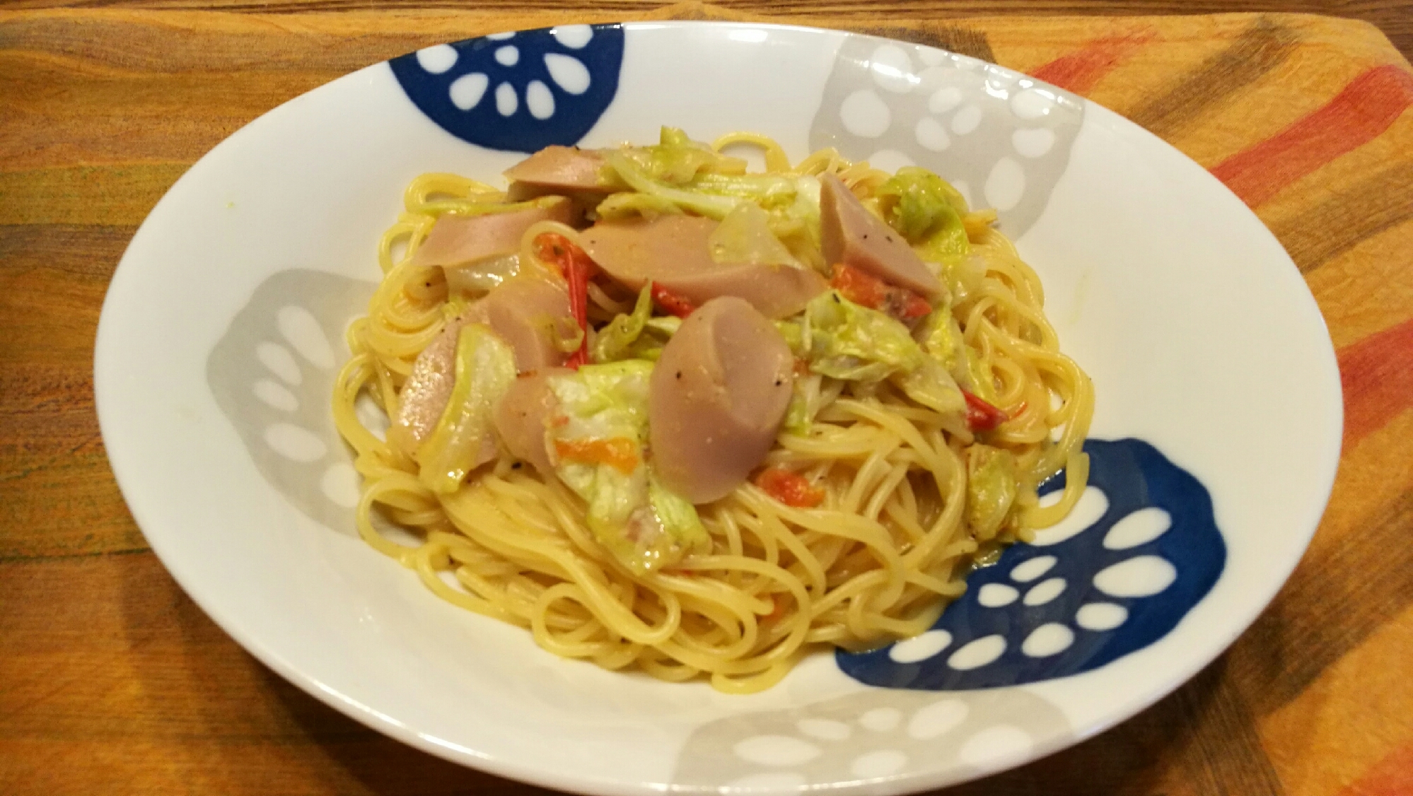 かすかに香るカレー風味の魚肉ソーセージのパスタ