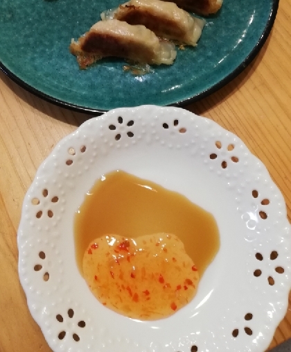 生春巻き以外にスイチリの使い道が思いつかず冷蔵庫で眠っていました。びっくり！餃子に付けると美味しいですね！ちょっぴりタイテイスト！リピします♪感謝♡