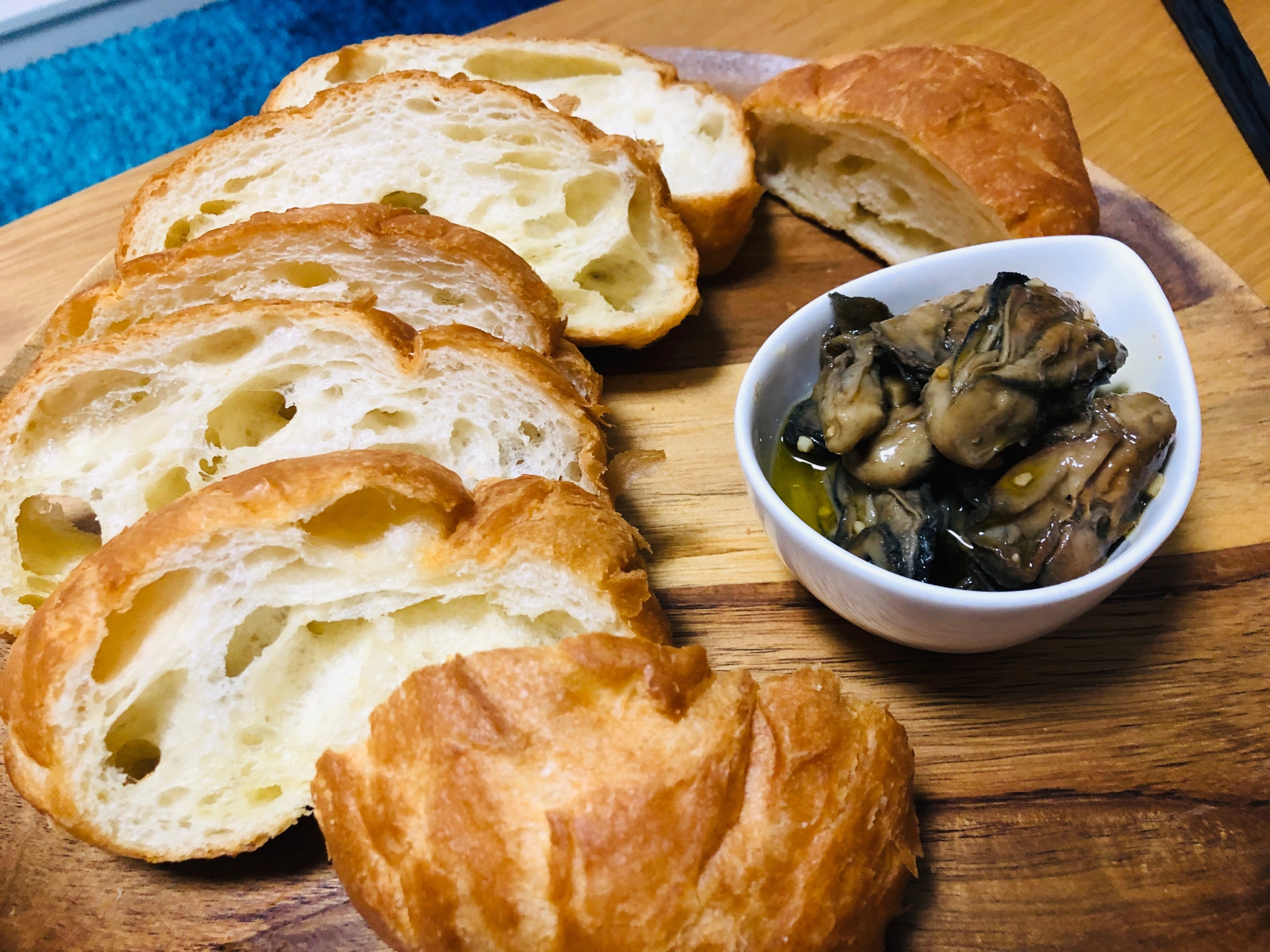 オリーブオイル漬け牡蠣のせ塩バターフランスパン