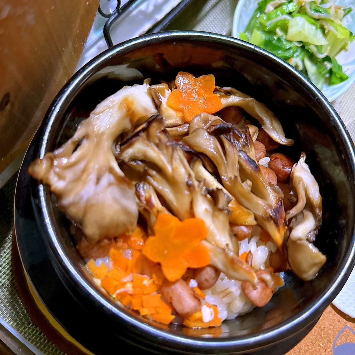 舞茸と茹でピーナッツの炊き込みご飯