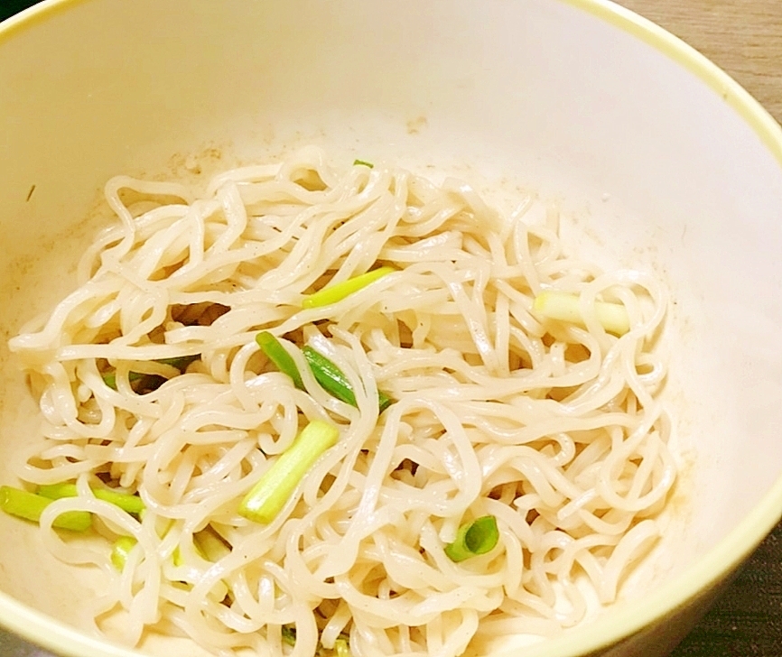 香酢とウェイパーの暖かい汁無し葱ラーメン