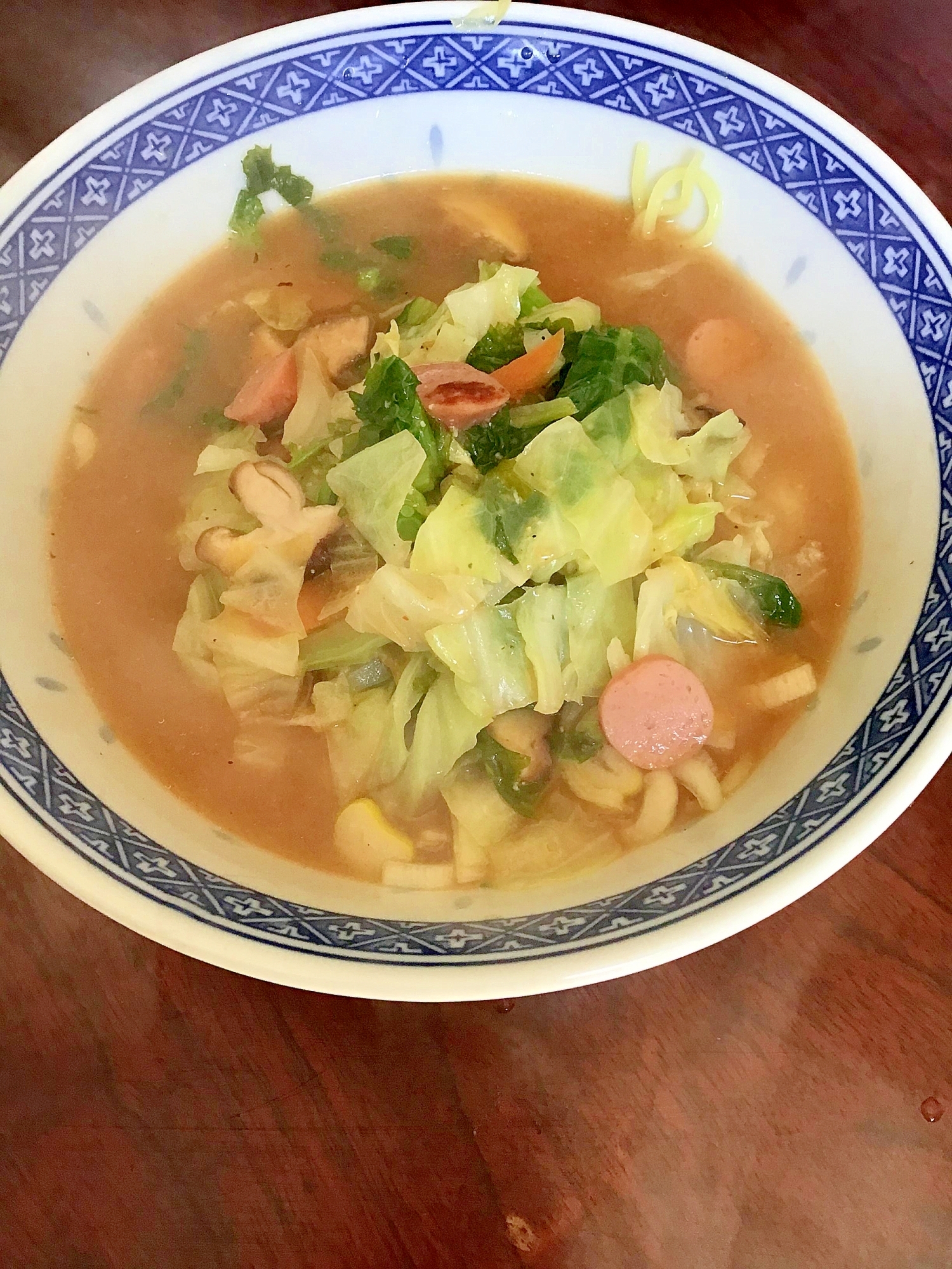 ウインナー入り野菜たっぷり味噌ラーメン。