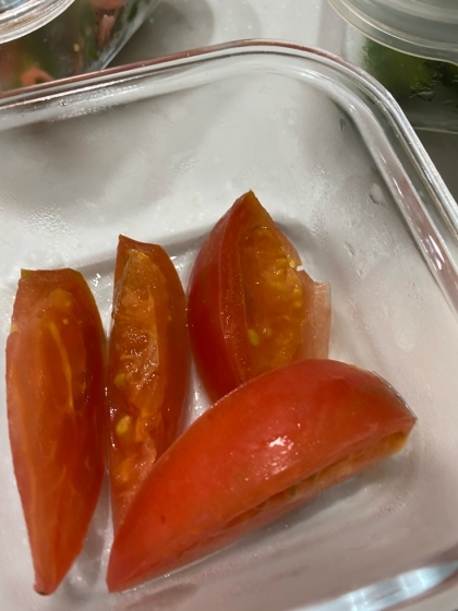 トマトの切り方！種が流れ出ないカット方法