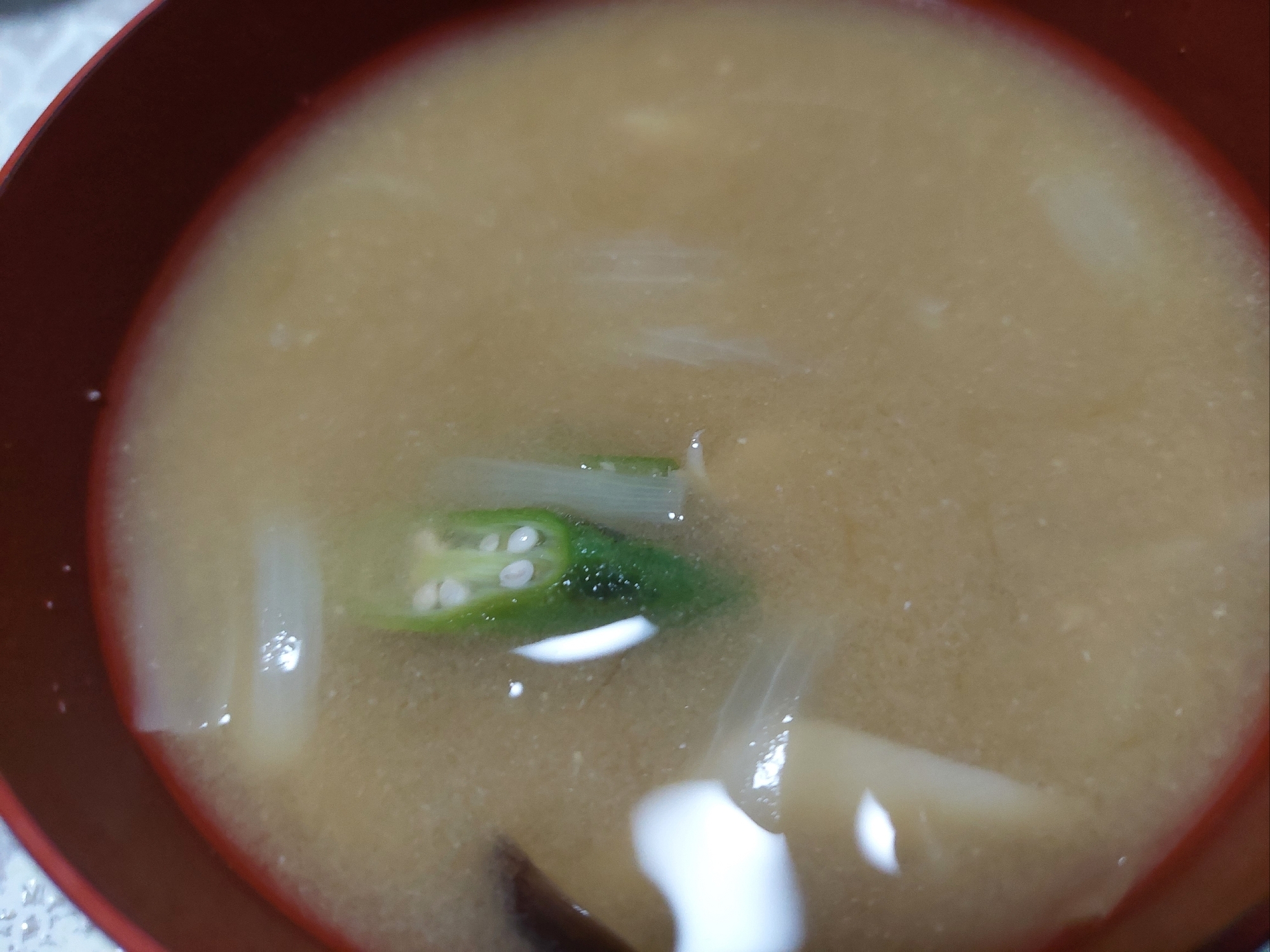 オクラと玉ねぎのしめじのお味噌汁