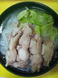 レモンをかけていただきました。具は鶏肉とちぎったレタスですが、おいしかったです