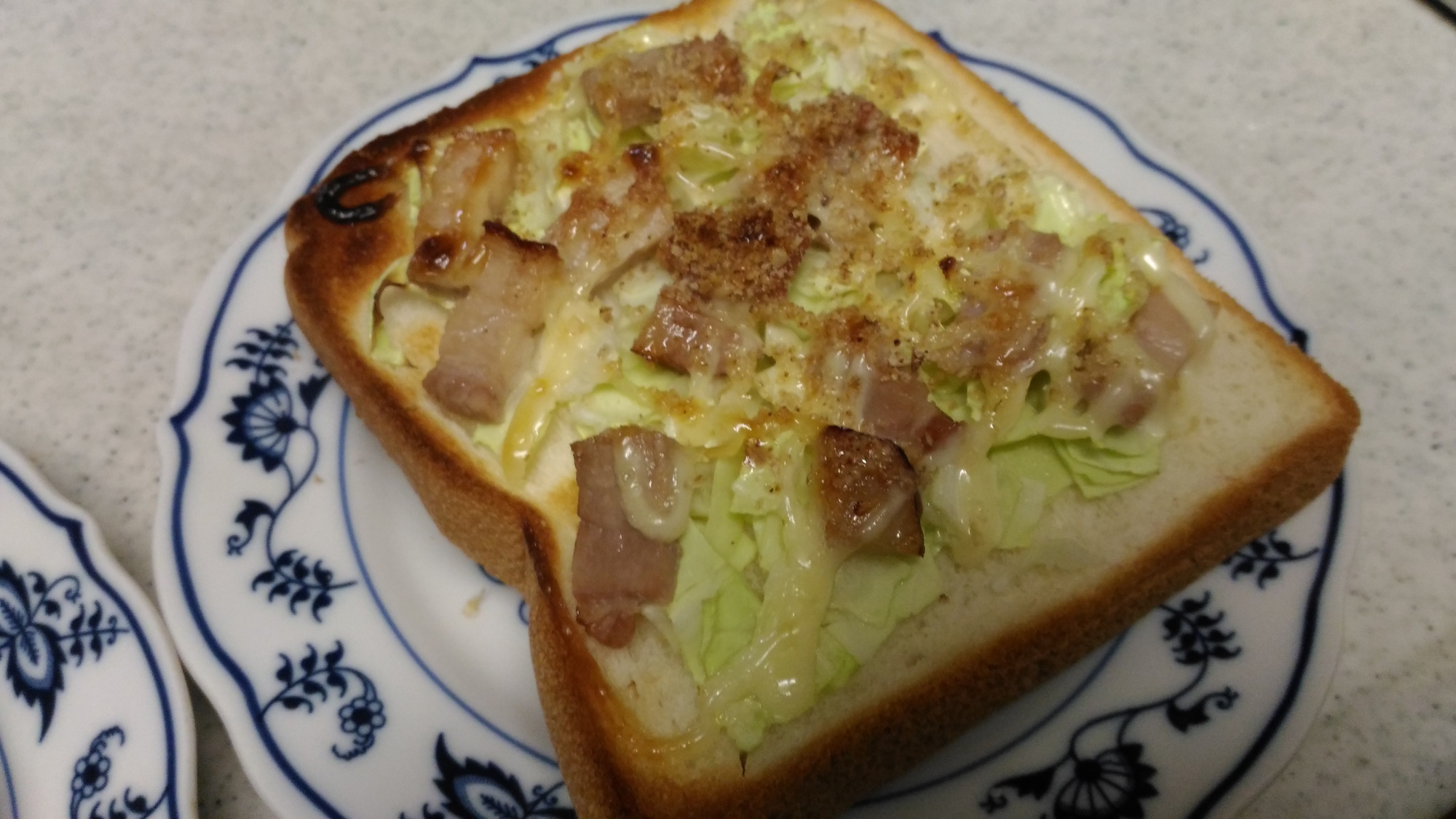 焼き豚とキャベツの胡麻マヨトースト