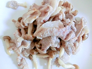 豚肉とシメジの塩こしょう炒め！