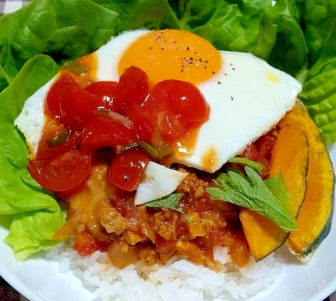 サラダ菜とかぼちゃを添えたタコライス