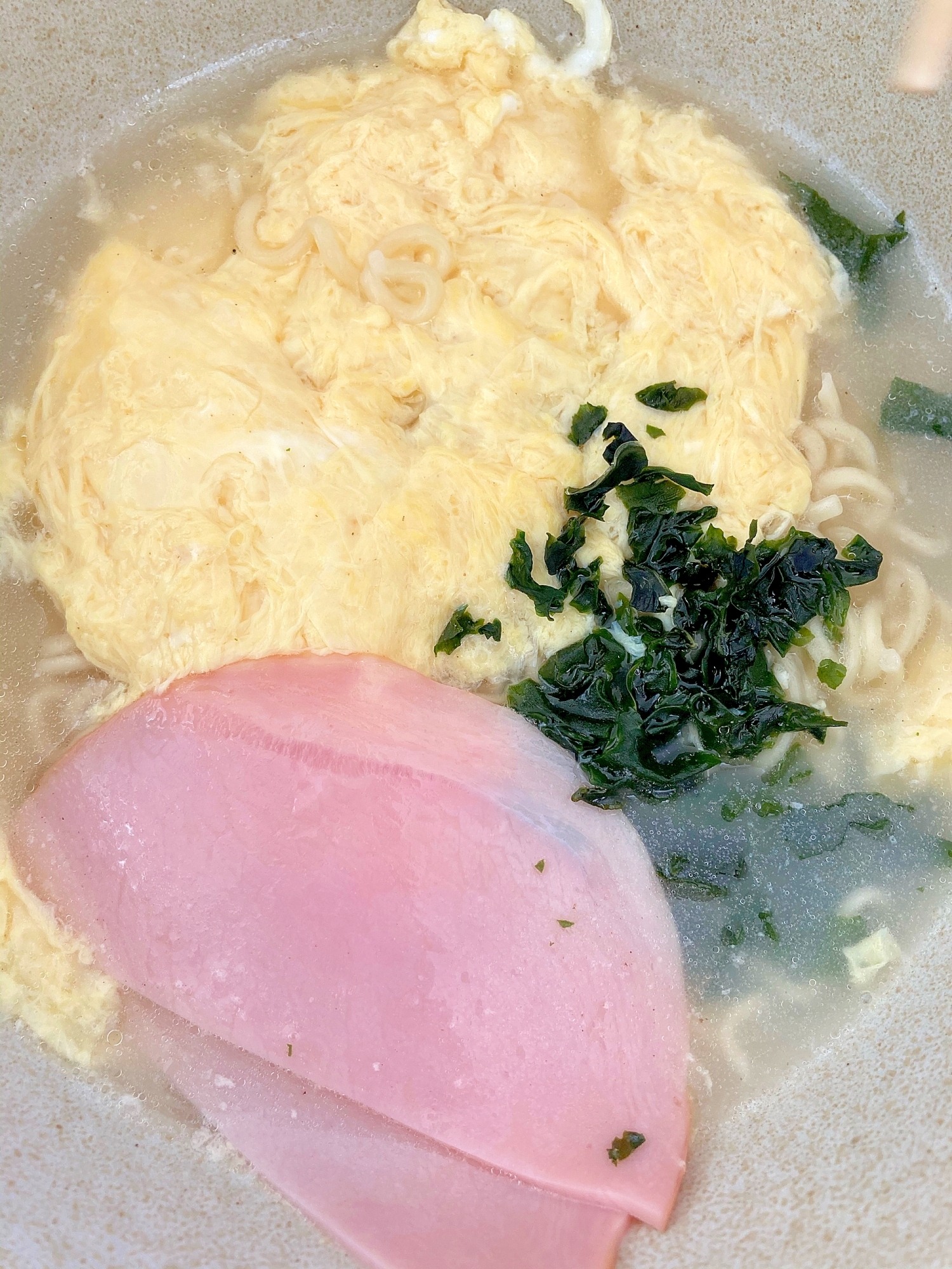 ハムと卵とわかめの自家製塩味ラーメン