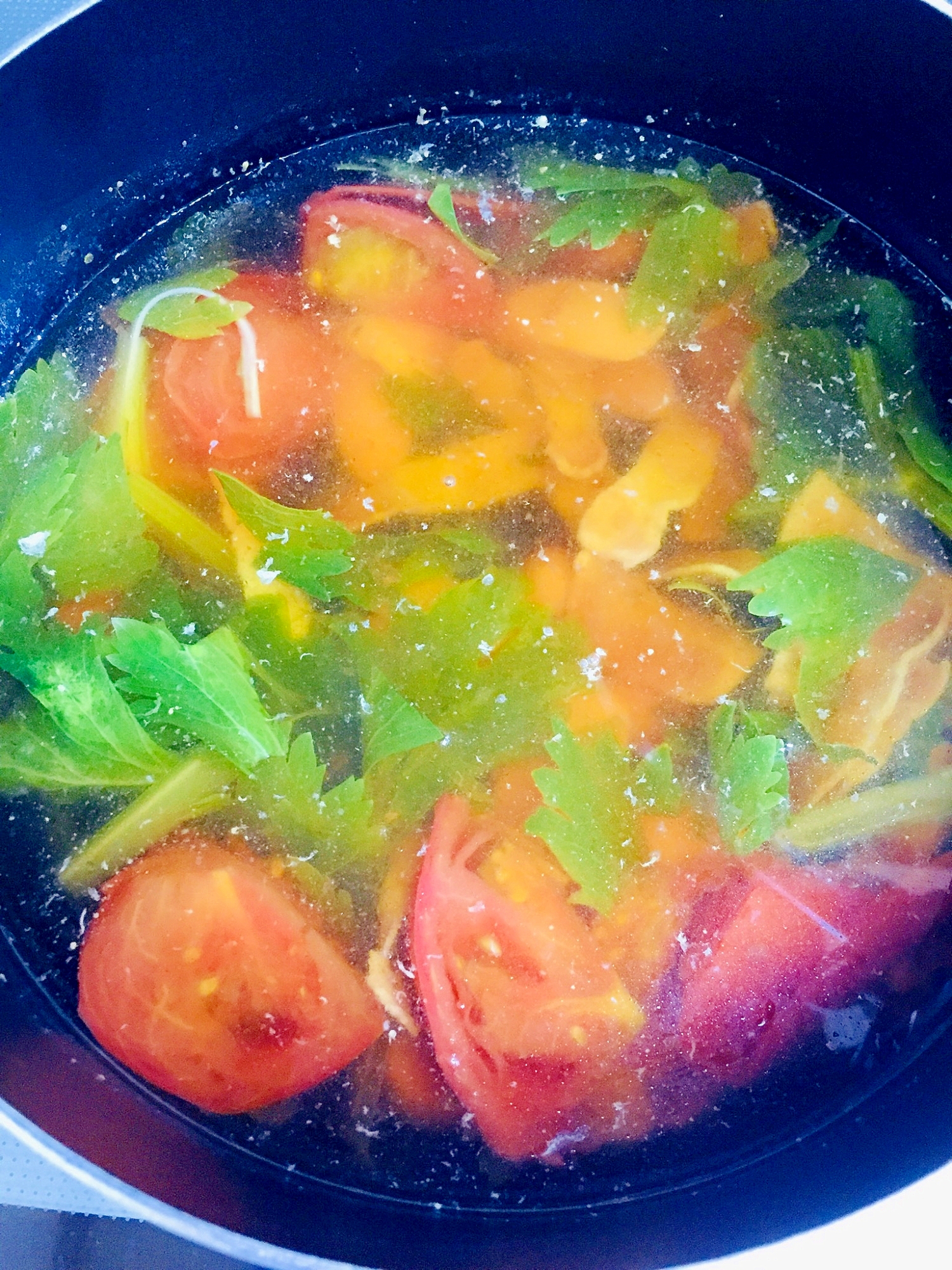 トマトとセロリの葉のコンソメスープ