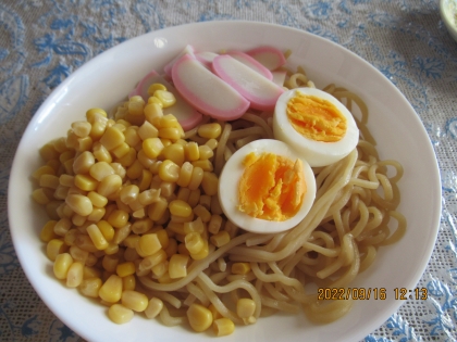 茹で卵とコーンとかまぼこのざるラーメン