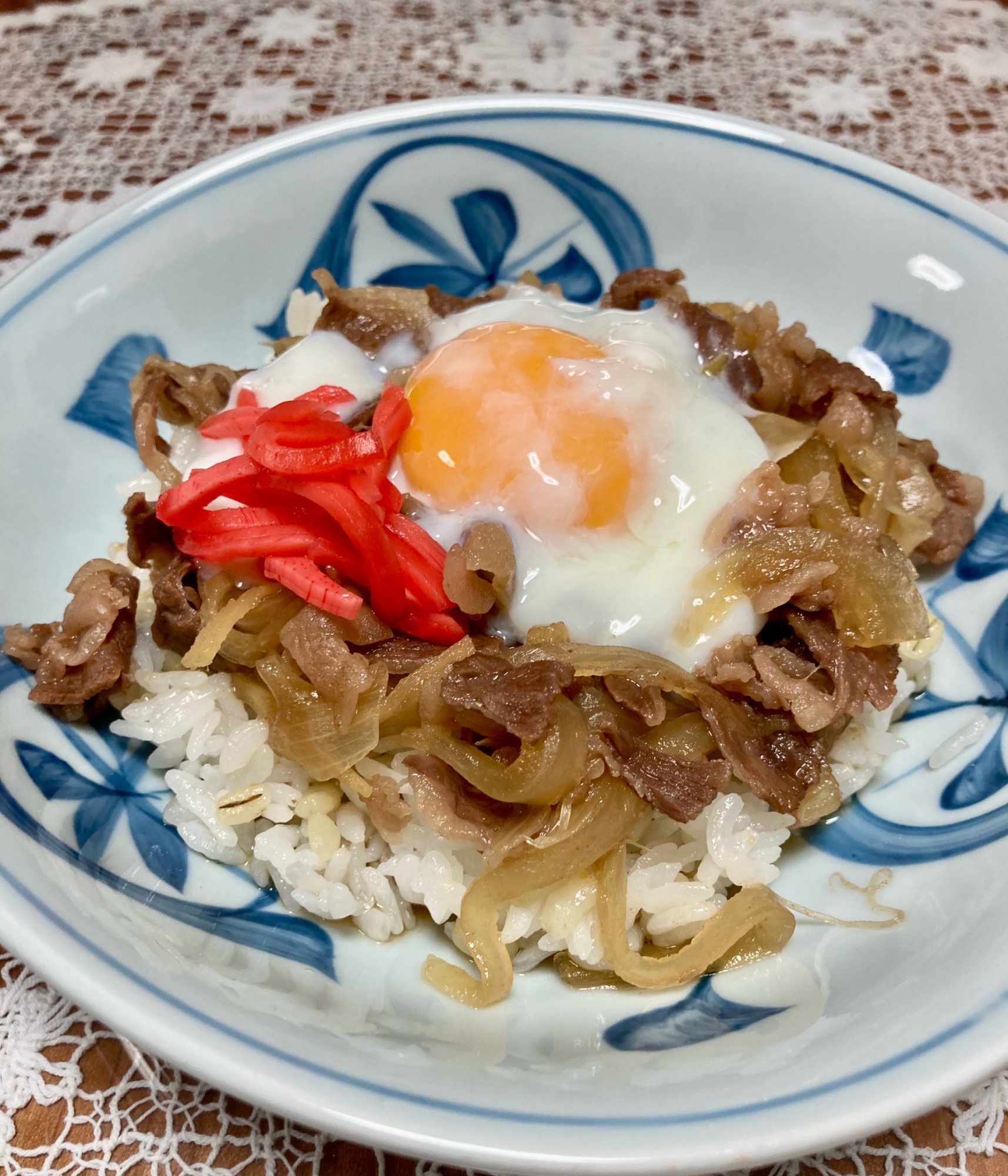 つゆだくで食べたい❗️オン・ザ・とろっと温玉☆牛丼